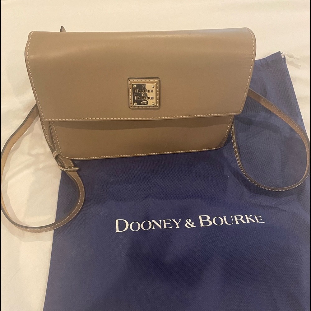 Dooney and Bourke crossbody purse in excellent condition